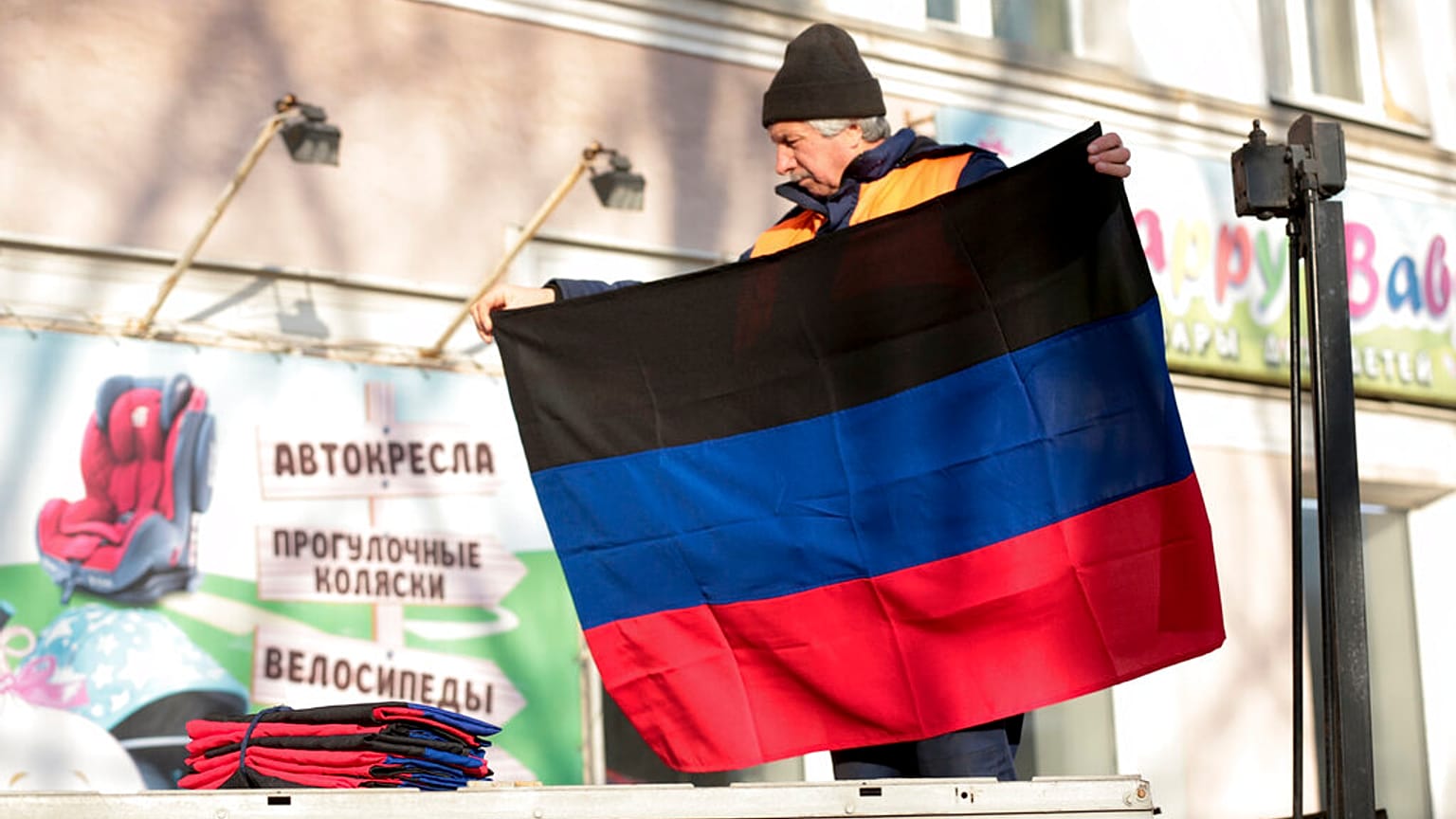 Un drapeau de la république populaire autoproclamée de Donetsk, le 21 février 2022, à Donetsk, Est de l'Ukraine 