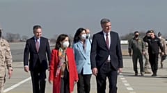 La ministra de Defensa de España junto a su homólogo búlgaro, Stefan Yanev