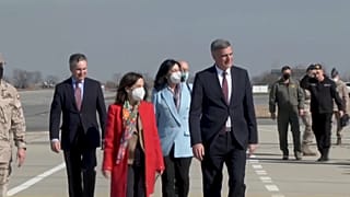 La ministra de Defensa de España junto a su homólogo búlgaro, Stefan Yanev