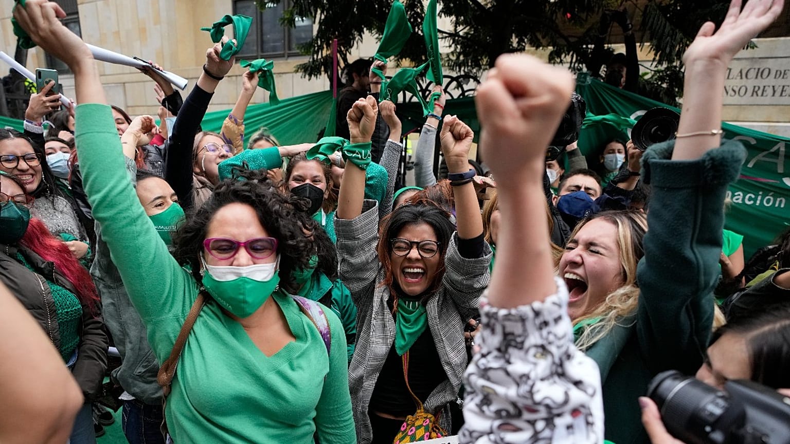 Demonstrantinnen feiern in Bogota vor dem Verfassungsgericht die Entkriminalisierung der Abtreibung in Kolumbien.