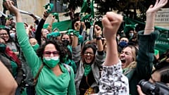 Demonstrantinnen feiern in Bogota vor dem Verfassungsgericht die Entkriminalisierung der Abtreibung in Kolumbien.