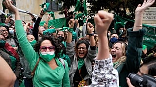 Demonstrantinnen feiern in Bogota vor dem Verfassungsgericht die Entkriminalisierung der Abtreibung in Kolumbien.