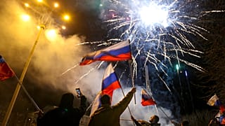 Признание Россией ДНР и ЛНР в Донецке встретили салютами