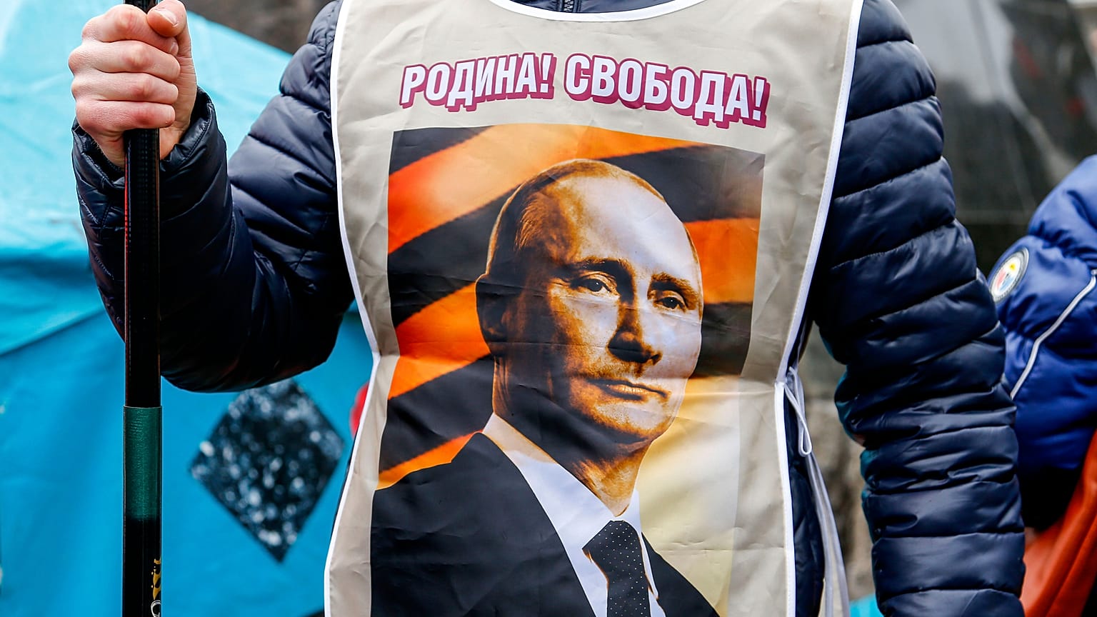 Участник акции в поддержку решения России о признании независимости ДНР и ЛНР в Донецке