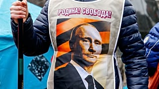 Участник акции в поддержку решения России о признании независимости ДНР и ЛНР в Донецке