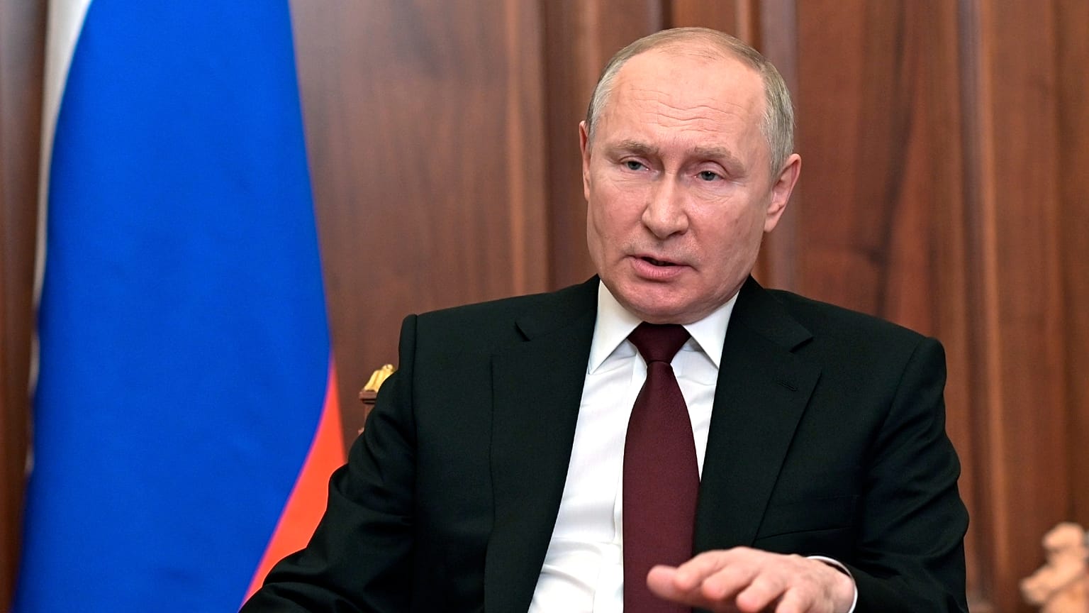 Rusya Devlet Başkanı Vladimir Putin, Ukrayna'nın doğusundaki Rusya yanlısı ayrılıkçıların yönetimlerinin tanınmasına dair kararnameyi imzaladı