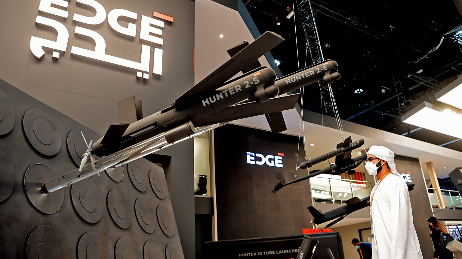 زائر يشاهد أنظمة الطائرات بدون طيار Hunter 2-S (UAS) من قبل مجموعة EDGE للتكنولوجيا المتقدمة للدفاع، في مركز أبو ظبي الوطني للمعارض، الإمارات، في 22 فبراير 2022.
