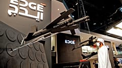 زائر يشاهد أنظمة الطائرات بدون طيار Hunter 2-S (UAS) من قبل مجموعة EDGE للتكنولوجيا المتقدمة للدفاع، في مركز أبو ظبي الوطني للمعارض، الإمارات، في 22 فبراير 2022.