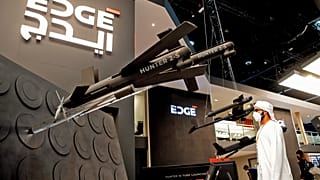 زائر يشاهد أنظمة الطائرات بدون طيار Hunter 2-S (UAS) من قبل مجموعة EDGE للتكنولوجيا المتقدمة للدفاع، في مركز أبو ظبي الوطني للمعارض، الإمارات، في 22 فبراير 2022.