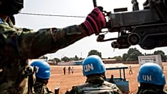 Des militaires de la MINUSCA patrouillent près de Bangui, en République centrafricaine, en janvier 2021.