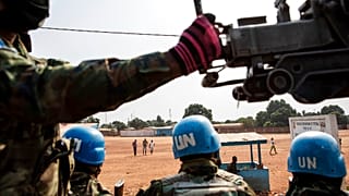 Des militaires de la MINUSCA patrouillent près de Bangui, en République centrafricaine, en janvier 2021.