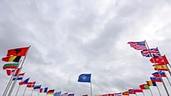 أمام مقر الناتو في بروكسل 