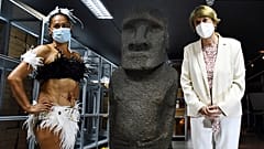 Уроженка Рапа-Нуи Вероника Тукихито и министр культуры Чили Консуэло Вальдес рядом с Моаи-Тау, статуей с острова Пасхи в Музее естественной истории в Сантьяго 21 февраля 2022 