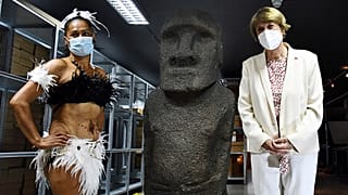 Уроженка Рапа-Нуи Вероника Тукихито и министр культуры Чили Консуэло Вальдес рядом с Моаи-Тау, статуей с острова Пасхи в Музее естественной истории в Сантьяго 21 февраля 2022 
