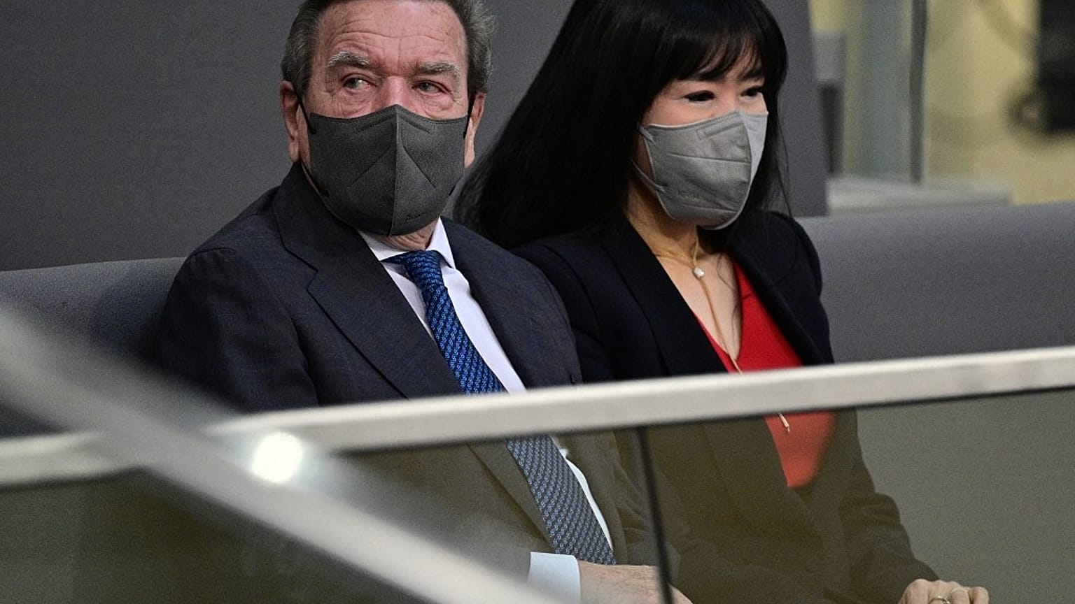 Ex-Kanzler Gerhard Schröder mit seiner Ehefrau im Dezember 2021 