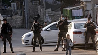Doğu Kudüs'ün Şeyh Cerrah mahallesinde nöbet tutan İsrail polisi