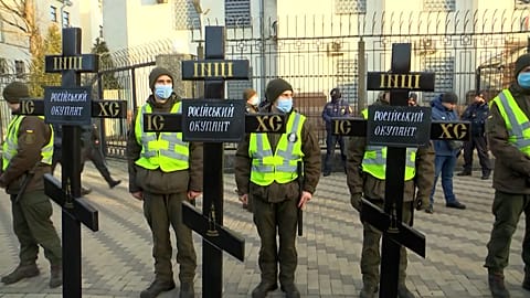 Crise dans le Donbass : manifestation devant l'ambassade de Russie à Kiev