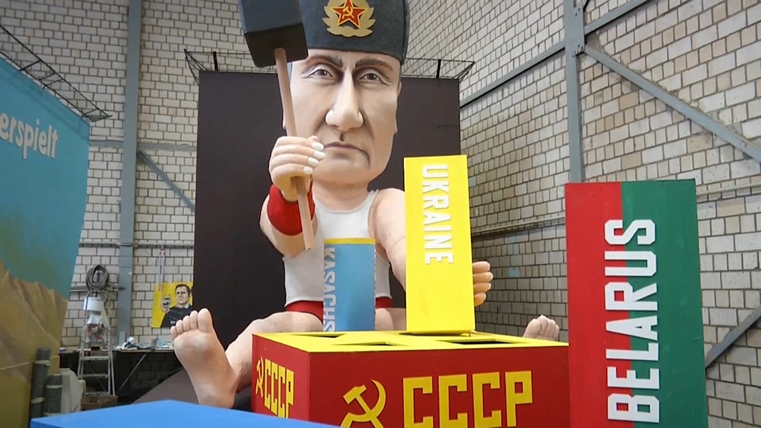 Una de las carrozas con Putin