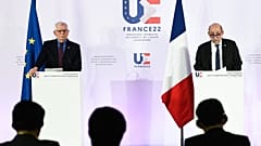 الممثل الأعلى للاتحاد الأوروبي للشؤون الخارجية والسياسة الأمنية ، جوزيب بوريل،و وزير الخارجية الفرنسي جان إيف لودريان، باريس في 22 فبراير 2022