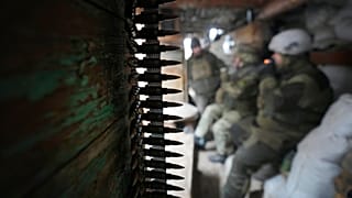Óvóhelyen pihenő ukrán katonák Luhanszk térségében 2022 januárjában