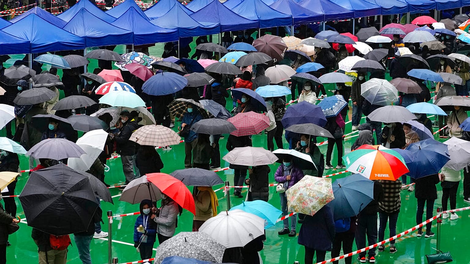 Des habitants font la queue pour passer un test de dépistage du Covid malgré la pluie, à Hong Kong, lundi 21 février 2022. 