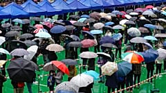 Des habitants font la queue pour passer un test de dépistage du Covid malgré la pluie, à Hong Kong, lundi 21 février 2022. 