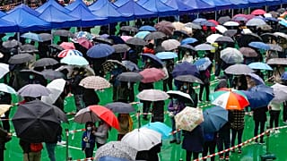 Des habitants font la queue pour passer un test de dépistage du Covid malgré la pluie, à Hong Kong, lundi 21 février 2022. 
