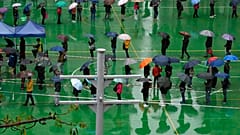 Πολίτες περιμένουν στην ουρά για να εξεταστούν