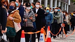 In Hongkong stehen Menschen für einen Corona-Test an