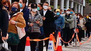 In Hongkong stehen Menschen für einen Corona-Test an