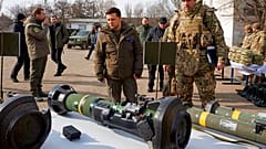 Volodymyr Zelensky inspeciona armas