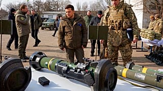 Volodymyr Zelensky inspeciona armas