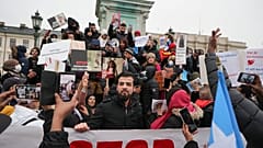 "Hört auf, unsere Kinder zu kidnappen": Mit diesem Schlachtruf demonstrieren Muslime in Stockholm. 