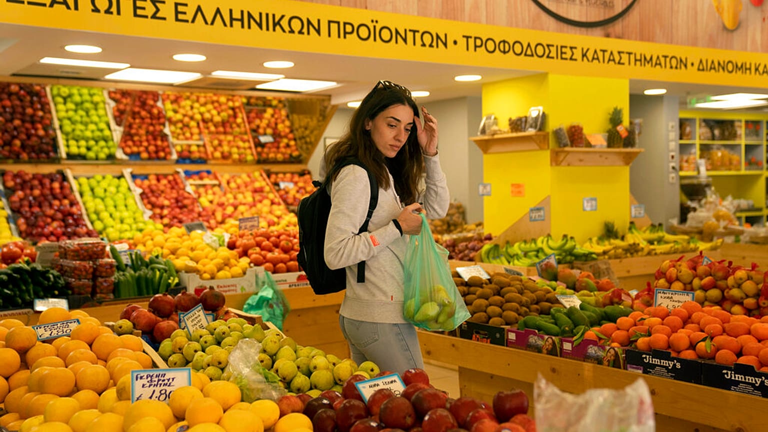 Στα τρόφιμα, οι ανατιμήσεις καταγράφουν διψήφια ποσοστά εδώ και έναν χρόνο