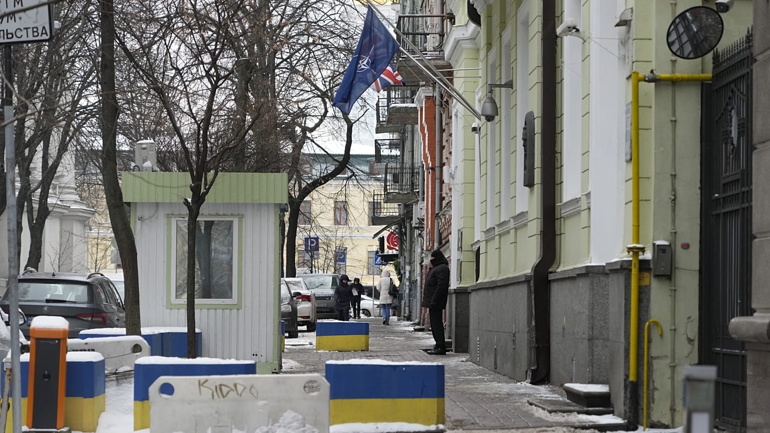 Biztonsági őr a kijevi brit nagykövetség épülete előtt