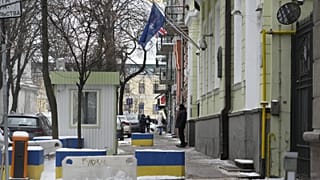 Biztonsági őr a kijevi brit nagykövetség épülete előtt