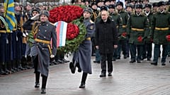 Moskau: Wladimir Putin am Grab des unbekannten Soldaten