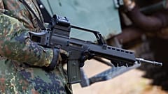Deutscher Soldat hält ein Heckler & Koch G36 Sturmgewehr auf einem Truppenübungsplatz bei Weißkeissel (2014)