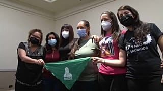 Mujeres condenadas por sufrir un aborto en El Salvador piden que acabe su criminalización
