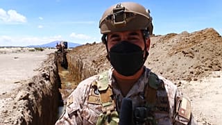 El general Marcos Jaque junto a una zanja fronteriza que está siendo rehabilitada en Colchane