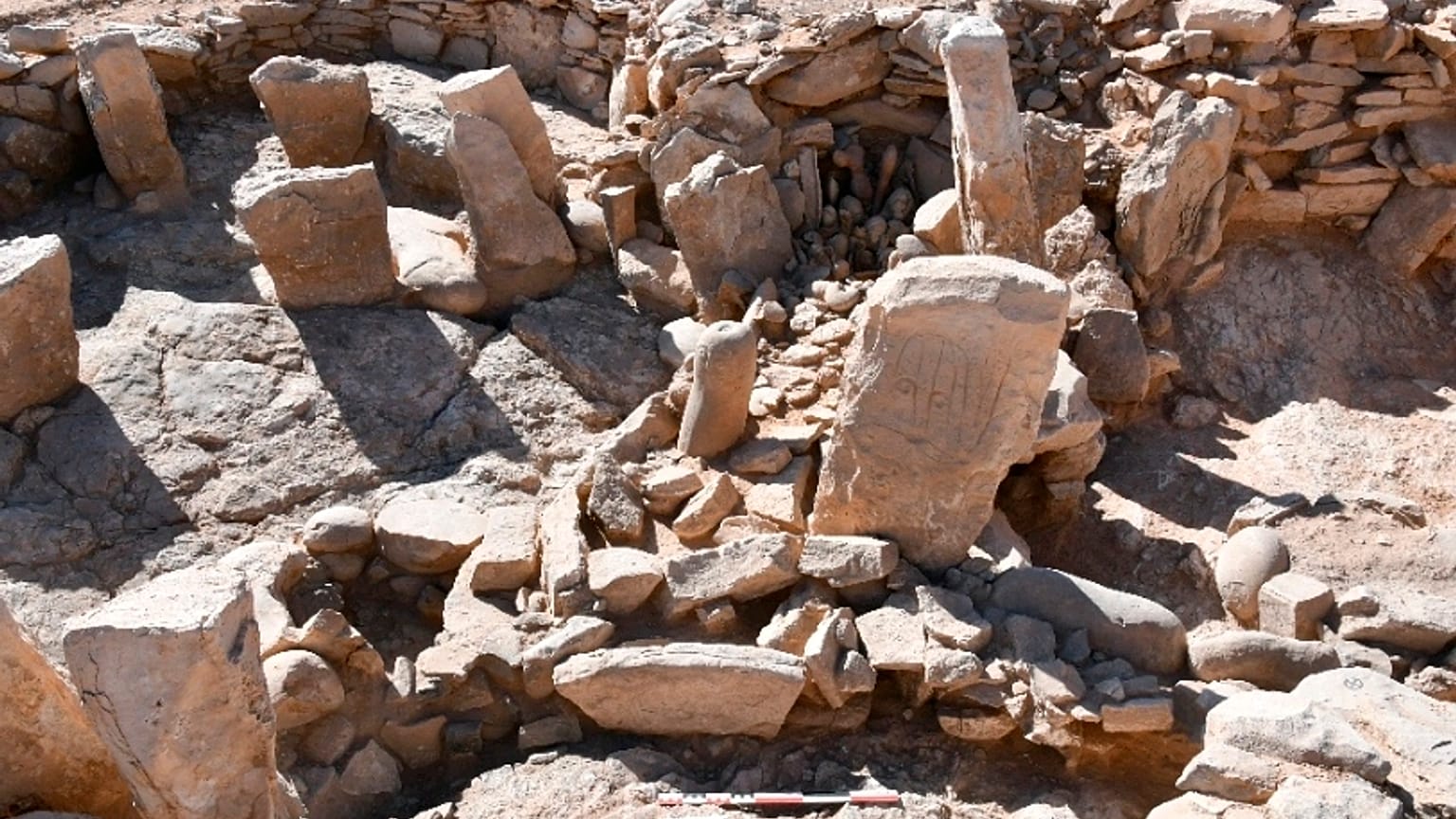 حجرين قائمين محفورين في موقع نيوليثي (العصر الحجري الحديث) نائي بصحراء الأردن الشرقية (وزارة السياحة عبر أسوشيتد برس)