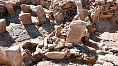 حجرين قائمين محفورين في موقع نيوليثي (العصر الحجري الحديث) نائي بصحراء الأردن الشرقية (وزارة السياحة عبر أسوشيتد برس)