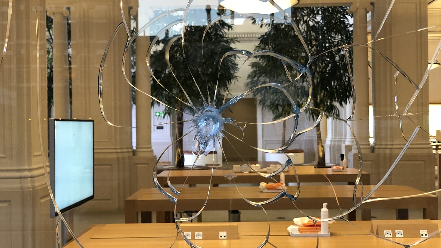 Amsterdam'daki Apple mağazasına rehine krizi