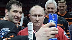 Wladimir Putin mit Oligarch Gennady Timtschenko (dahinter) beim Eishockey 2015