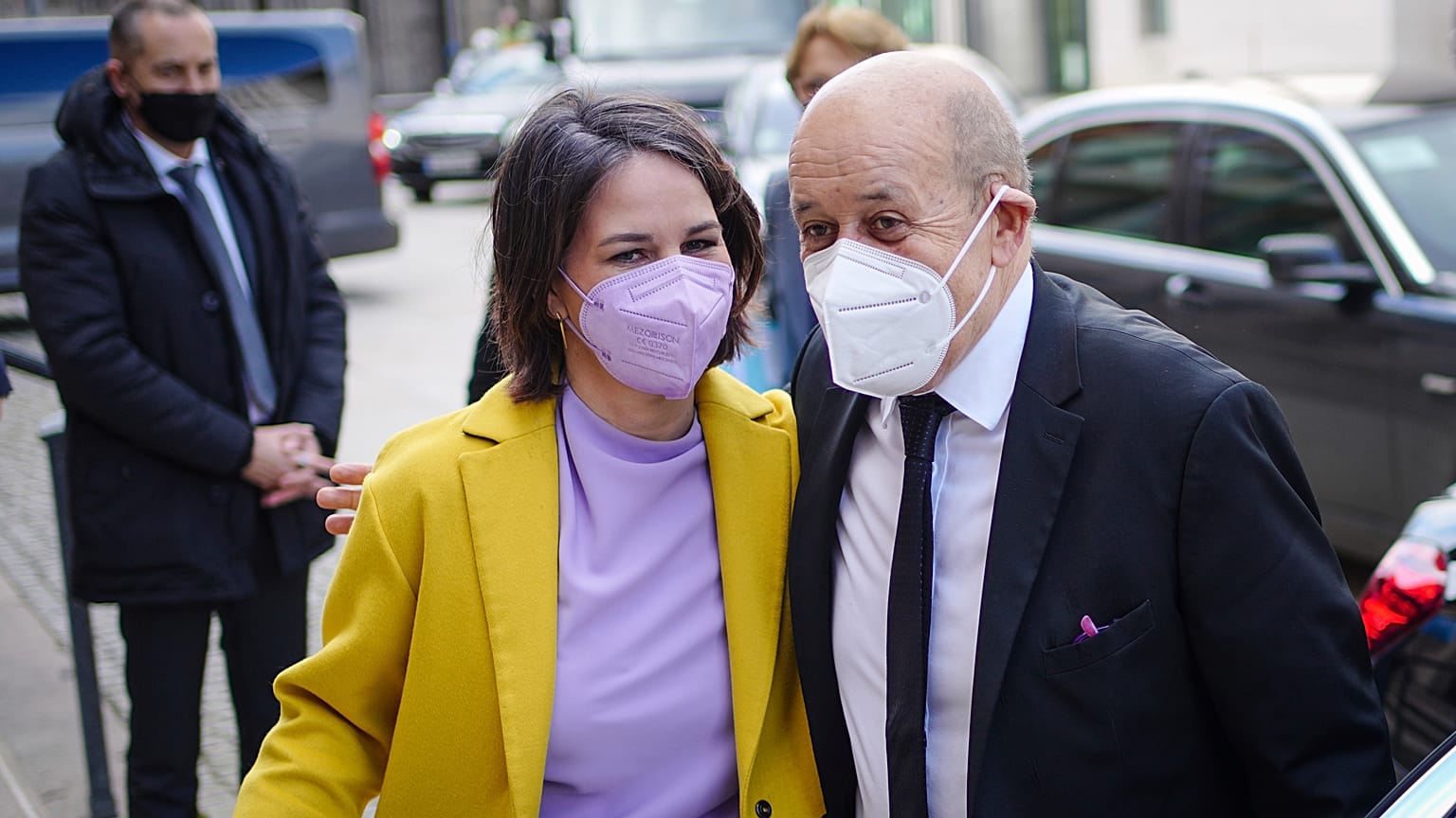 Die deutsche Außenministerin Annalena Baerbock mit ihrem französischen Amtskollegen Jean-Yves Le Drian in Berlin