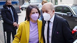 Die deutsche Außenministerin Annalena Baerbock mit ihrem französischen Amtskollegen Jean-Yves Le Drian in Berlin