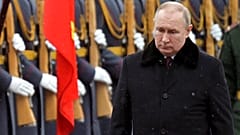 Waldimir Putin am Grab des unbekannten Soldaten in Moskau an diesem Mittwoch