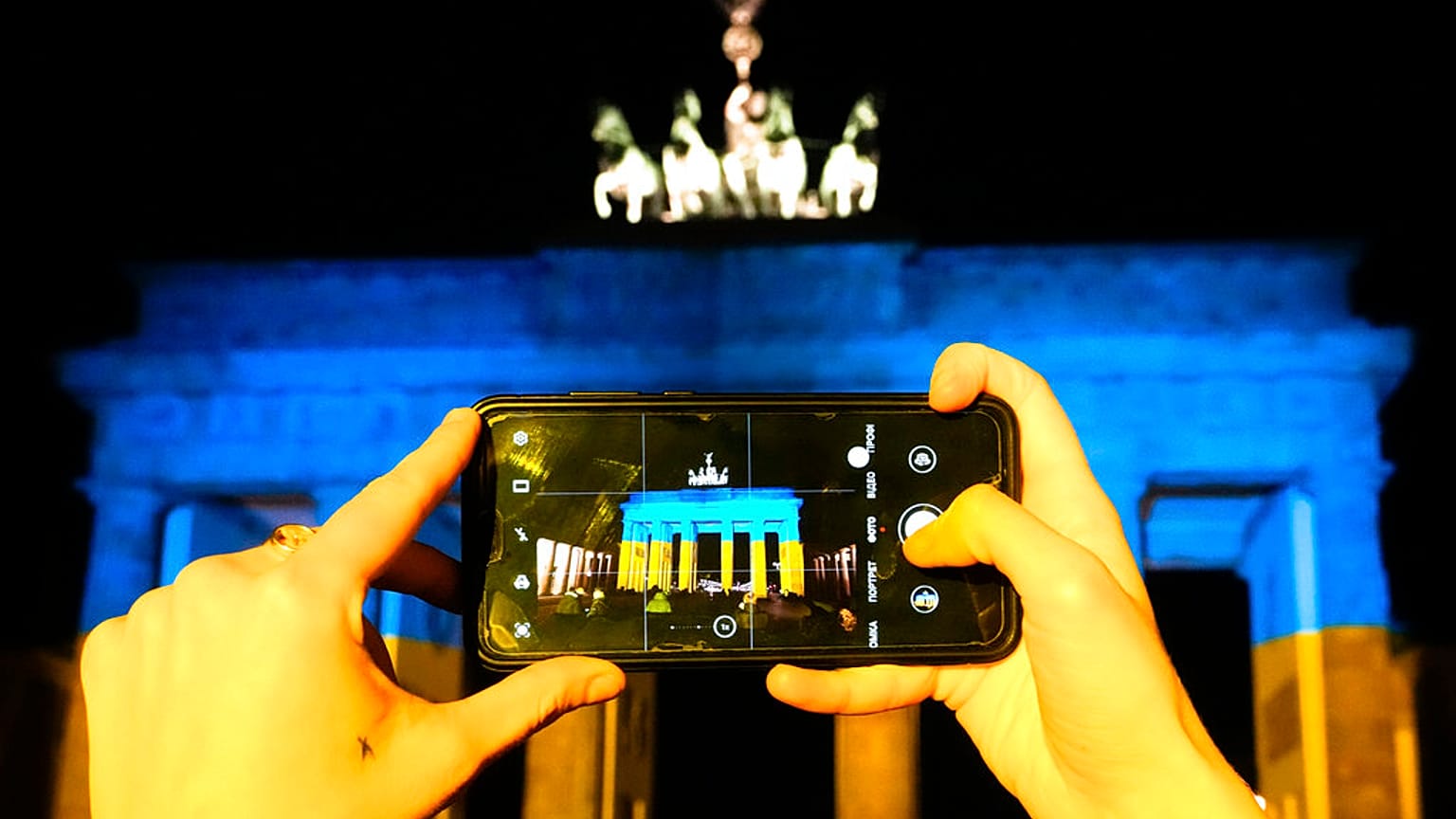 Das Brandenburger Tor in Berlin in den Farben der Ukraine