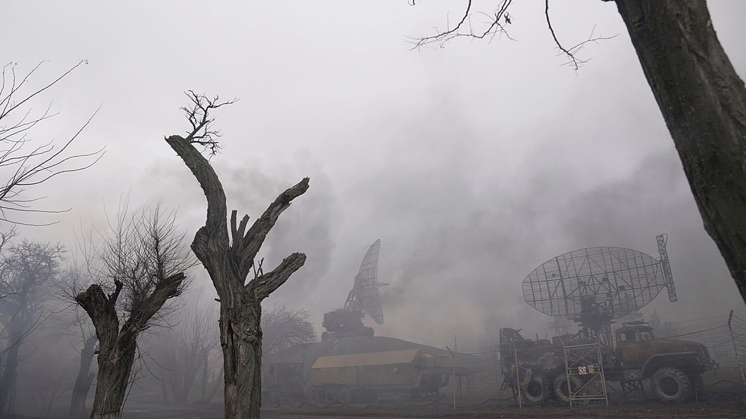 Последствия предполагаемого удара российских войск по военной базе в Мариуполе.
