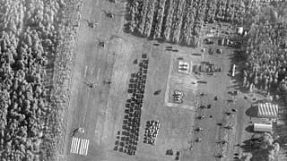 Véhicules militaires et hélicoptères de combats parqués à l'aérodrome de Bolshoi Bokov, au Bélarus, à quelques dizaines de km de la frontière ukrainienne